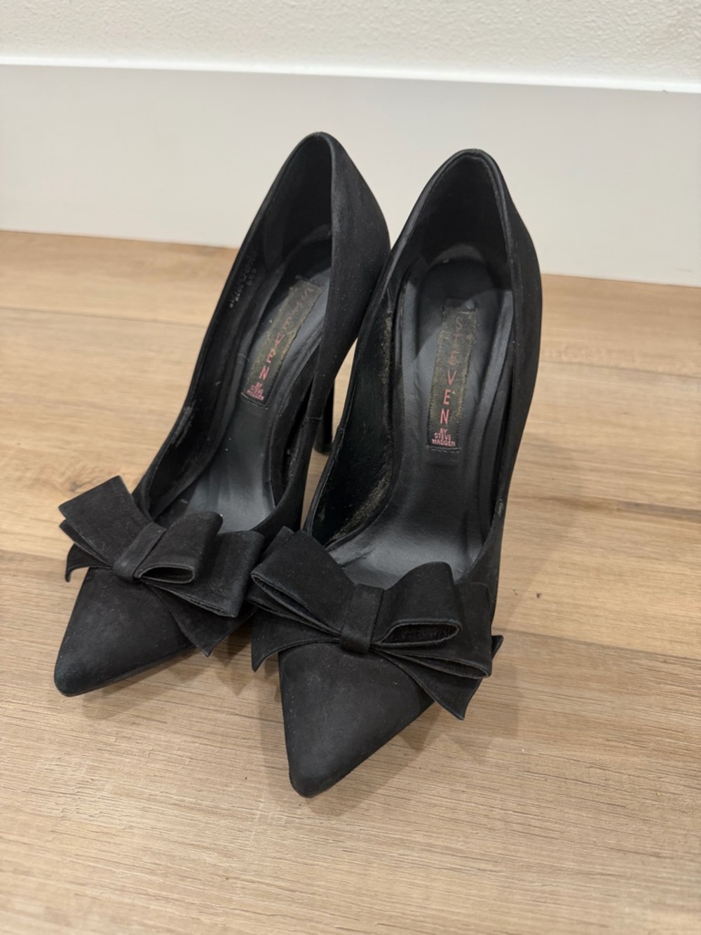 Black Bow Pointed-Toe Pumps - Women's
